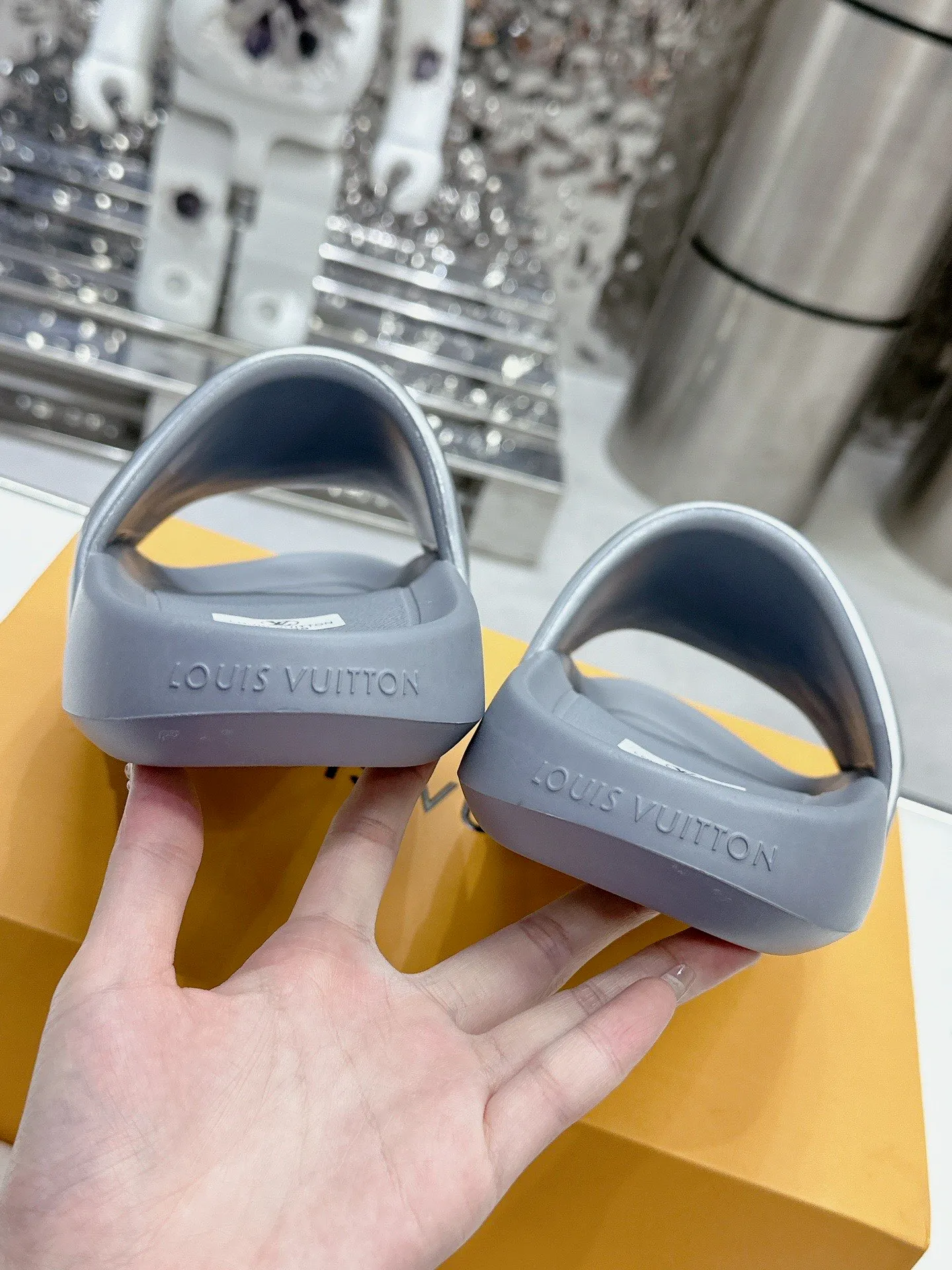 [L Home] P: 280💰 ▪️Shoe size: Women's 35-40 Men's 38-46▪️Packaging: Counter top quality~original packaging 𝟐𝟎𝟐5 Louis Vuitton counter's new embossed slippers, lv monogram embossed slippers, Waterfront sandals are back with a new look, and the upper buckle is embossed with lv's iconic Monogram pattern. Made of waterproof rubber with a comfortable and resilient insole. The lightweight, flexible outsole is embossed with the Louis Vuitton logo. ▪️Fabric: Original molded rubber foam surface ▪️Technology: embossed logo ▪️Sole: Original molded rubber foam outsole ▪️Sole thickness: 3CM.